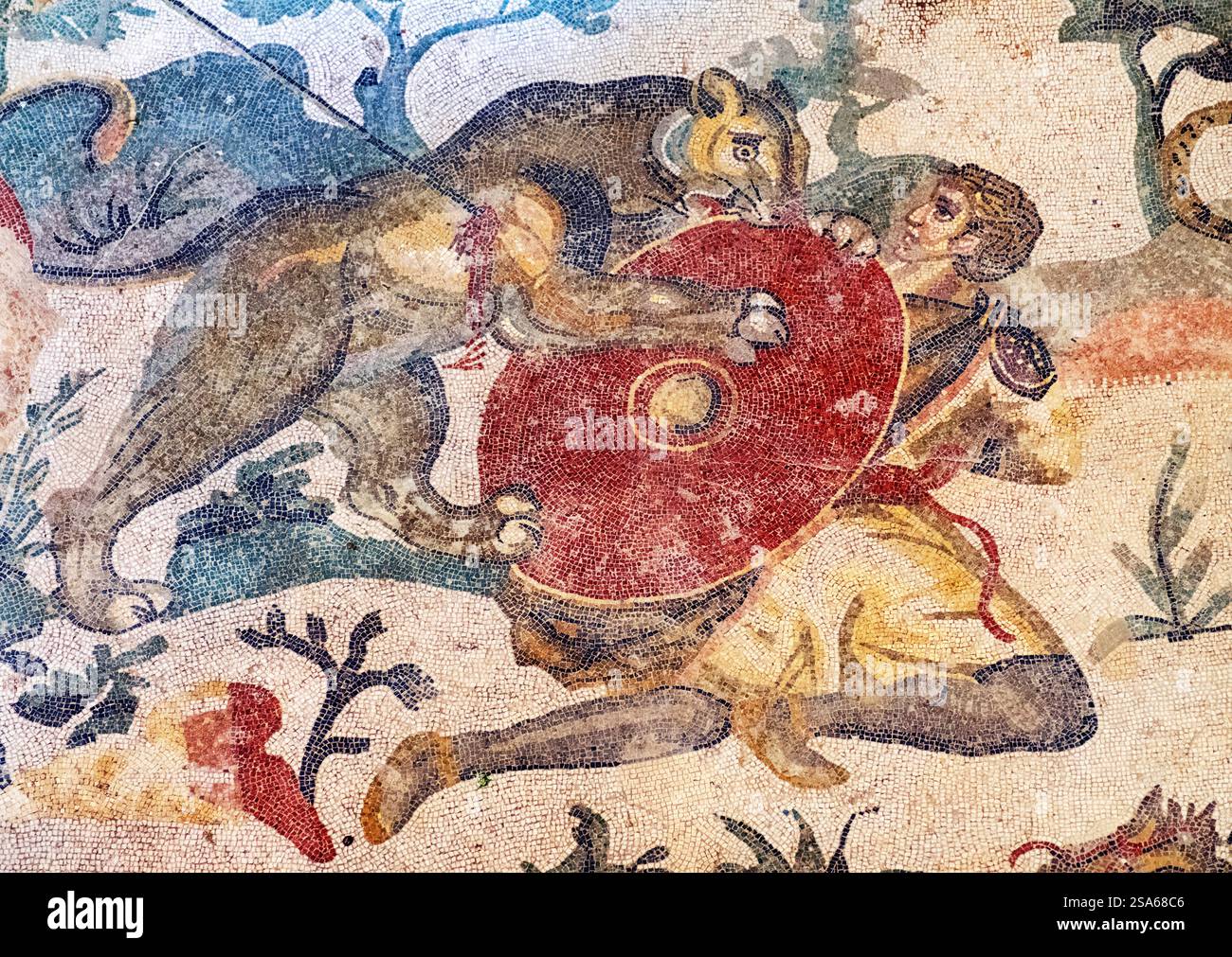 Una leonessa attacca un cacciatore raffigurato nel mosaico romano della grande caccia, Villa Romana del Casale, Piazza Armerina, Sicilia, Italia. Foto Stock