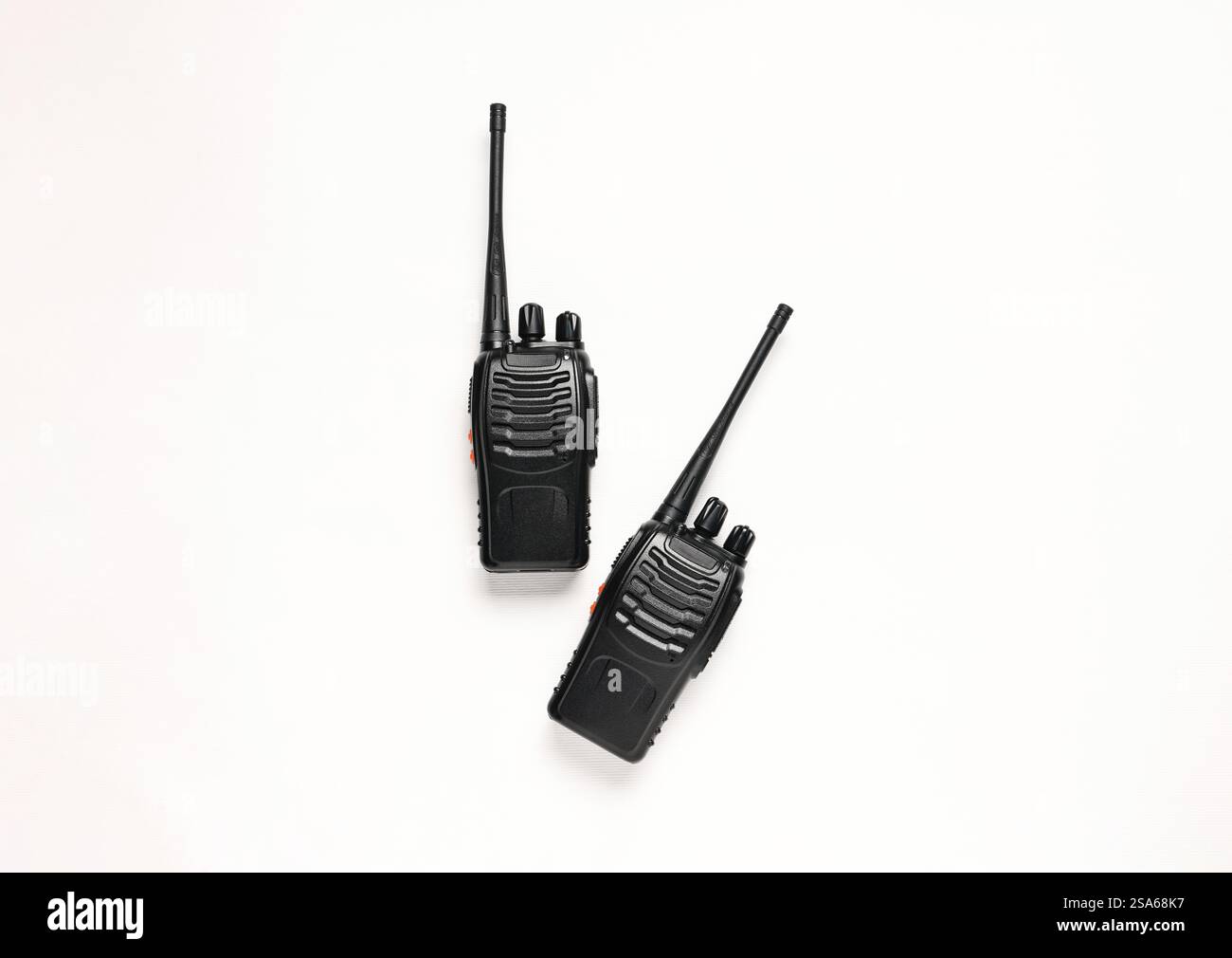 Walkie talkie su sfondo bianco, vista dall'alto Foto Stock