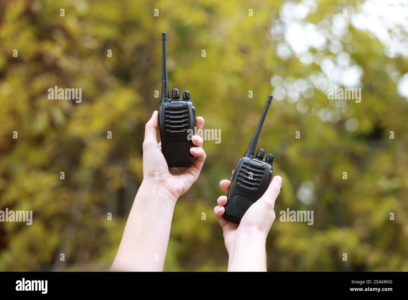 Donna con walkie talkie al parco, primo piano Foto Stock