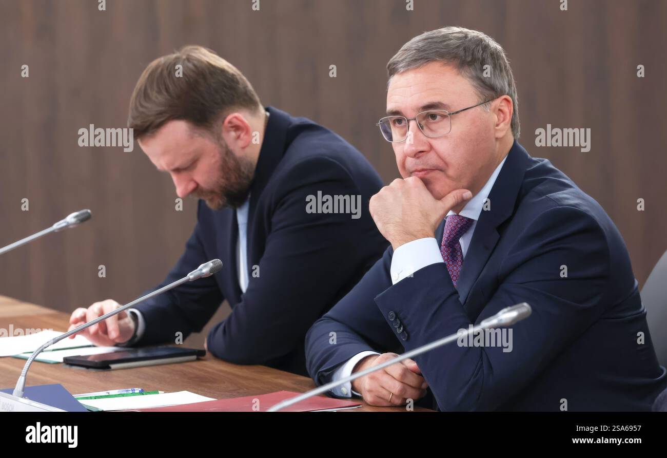 Togliatti, Russia. 28 gennaio 2025. Vice capo dell'amministrazione presidenziale russa Maxim Oreshkin, sinistra, e ministro della scienza e dell'istruzione superiore Valery Falkov, destra, ascoltano il presidente russo Vladimir Putin durante una riunione sullo sviluppo della tecnologia dei droni civili e militari presso il Centro di ricerca Samara, 28 gennaio 2025, a Togliatti, nell'Oblast di Samara, Russia. Crediti: Vyacheslav Prokofyev/piscina del Cremlino/Alamy Live News Foto Stock