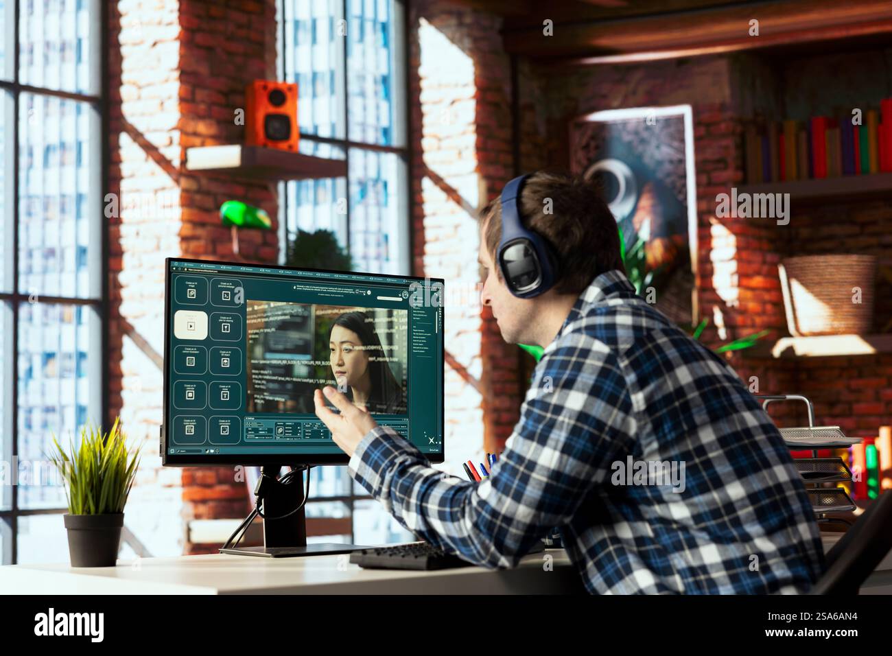 Telelavoratore in ufficio domestico che utilizza un programma per convertire messaggi di testo in uscita video. Creazione di contenuti in remoto che utilizza il testo per creare modelli generativi per la tecnologia di intelligenza artificiale sul computer Foto Stock
