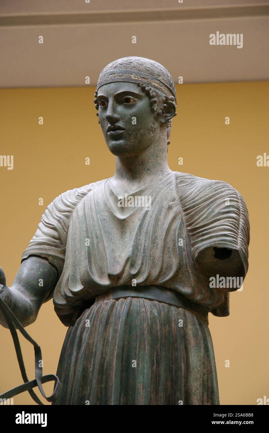 Carotaggio di Delfi. Scultura in bronzo. c. 478 a.C. Santuario di Apollo. Delfi. Museo archeologico di Delfi. Grecia. Foto Stock