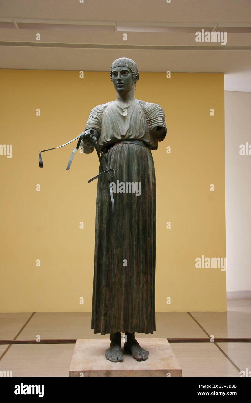 Carotaggio di Delfi. Scultura in bronzo. c. 478 a.C. Santuario di Apollo. Delfi. Museo archeologico di Delfi. Grecia. Foto Stock