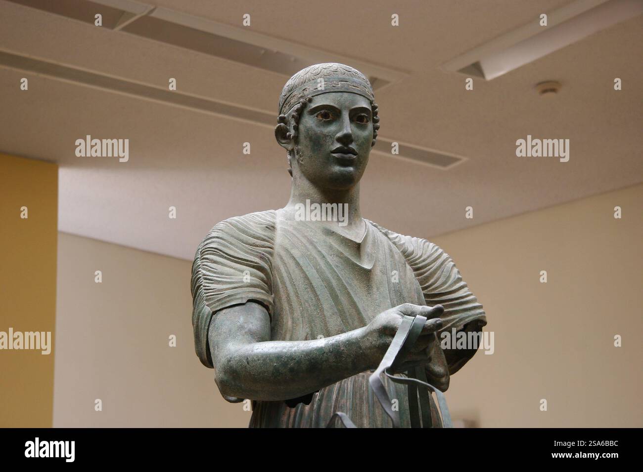Carotaggio di Delfi. Scultura in bronzo. c. 478 a.C. Santuario di Apollo. Delfi. Museo archeologico di Delfi. Grecia. Foto Stock