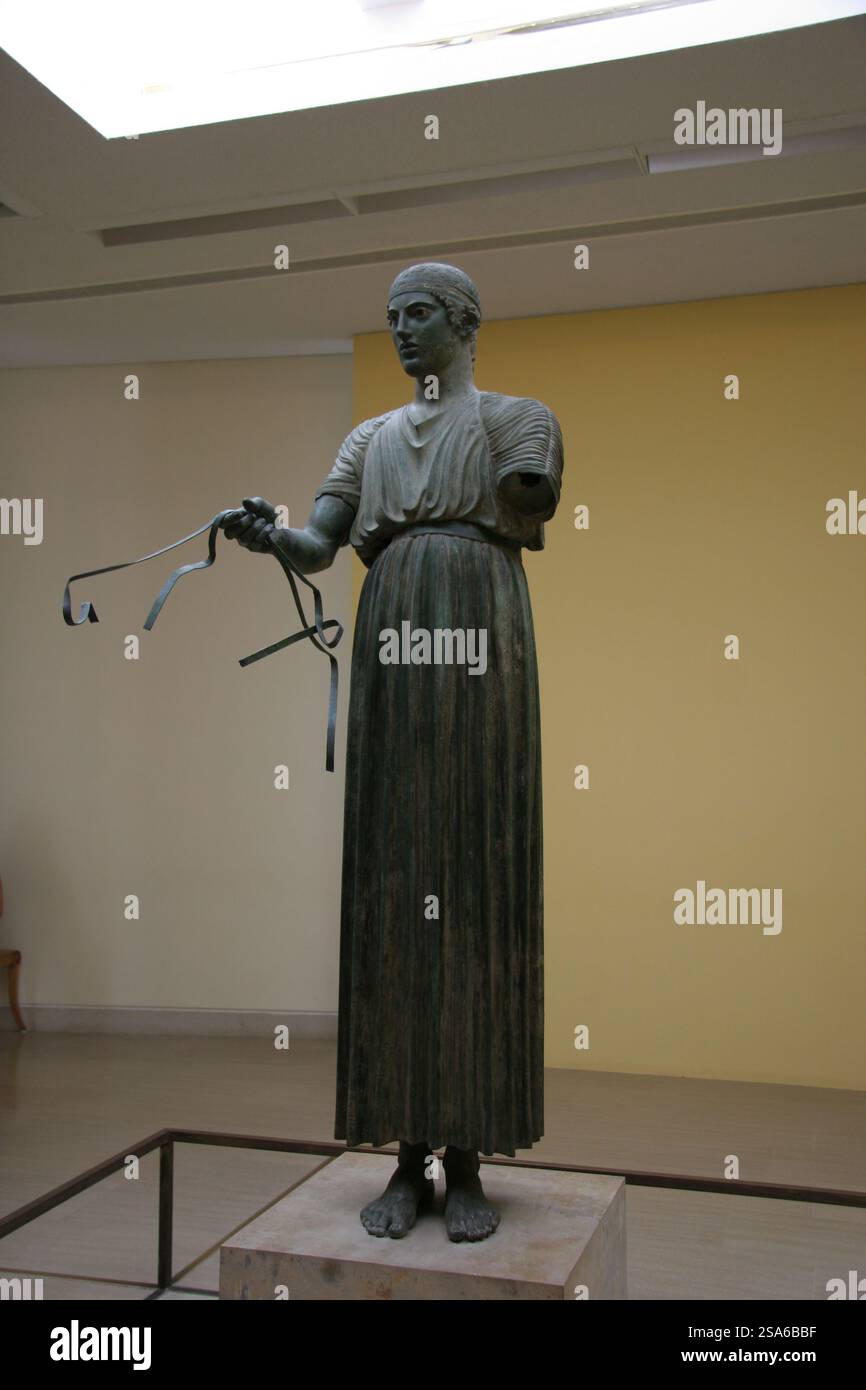 Carotaggio di Delfi. Scultura in bronzo. c. 478 a.C. Santuario di Apollo. Delfi. Museo archeologico di Delfi. Grecia. Foto Stock