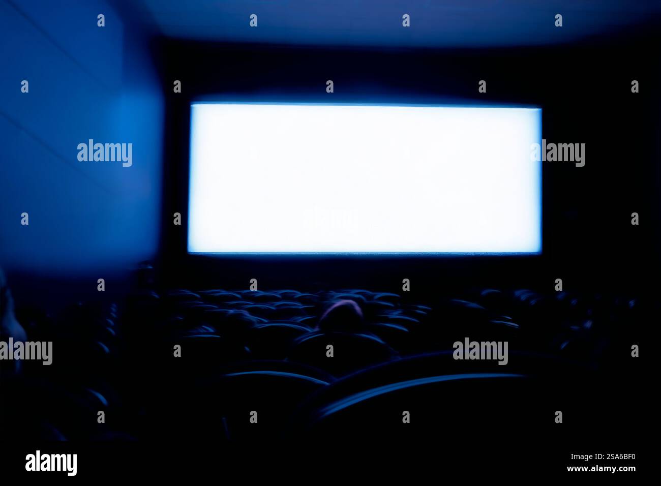 Sala cinematografica vuota con schermo bianco sulla parete Foto Stock