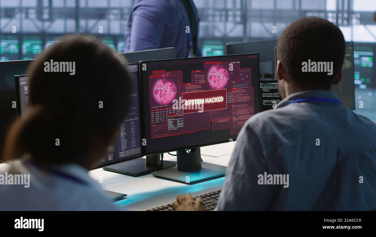 Il team di sicurezza informatica monitora gli incidenti di sicurezza, avvisato da un avviso di violazione della sicurezza, collabora per eliminare i virus, proteggendo l'infrastruttura dalle minacce, telecamera A. Foto Stock
