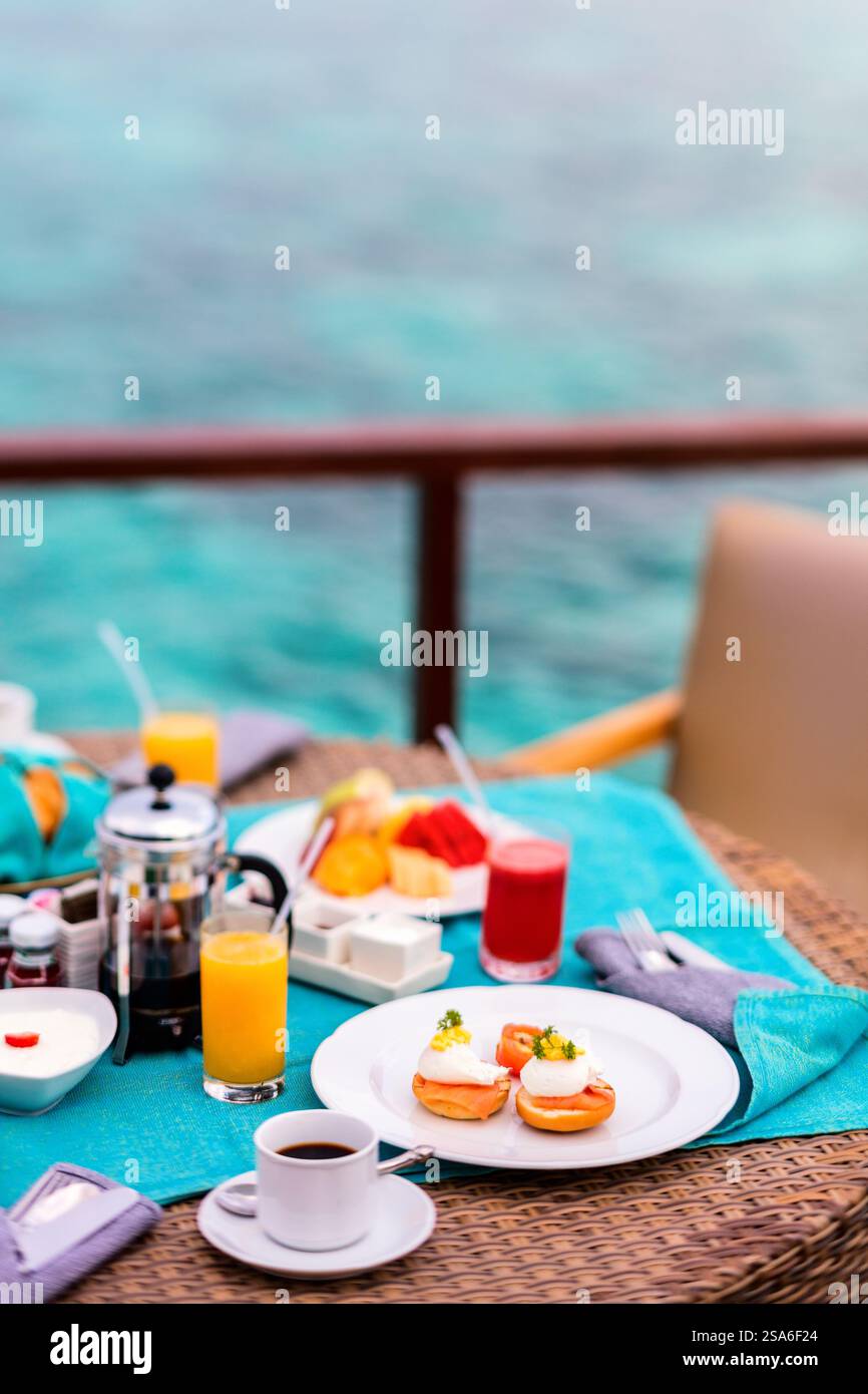 Deliziosa colazione a buffet con uova Benedict, verdura e caffè Foto Stock