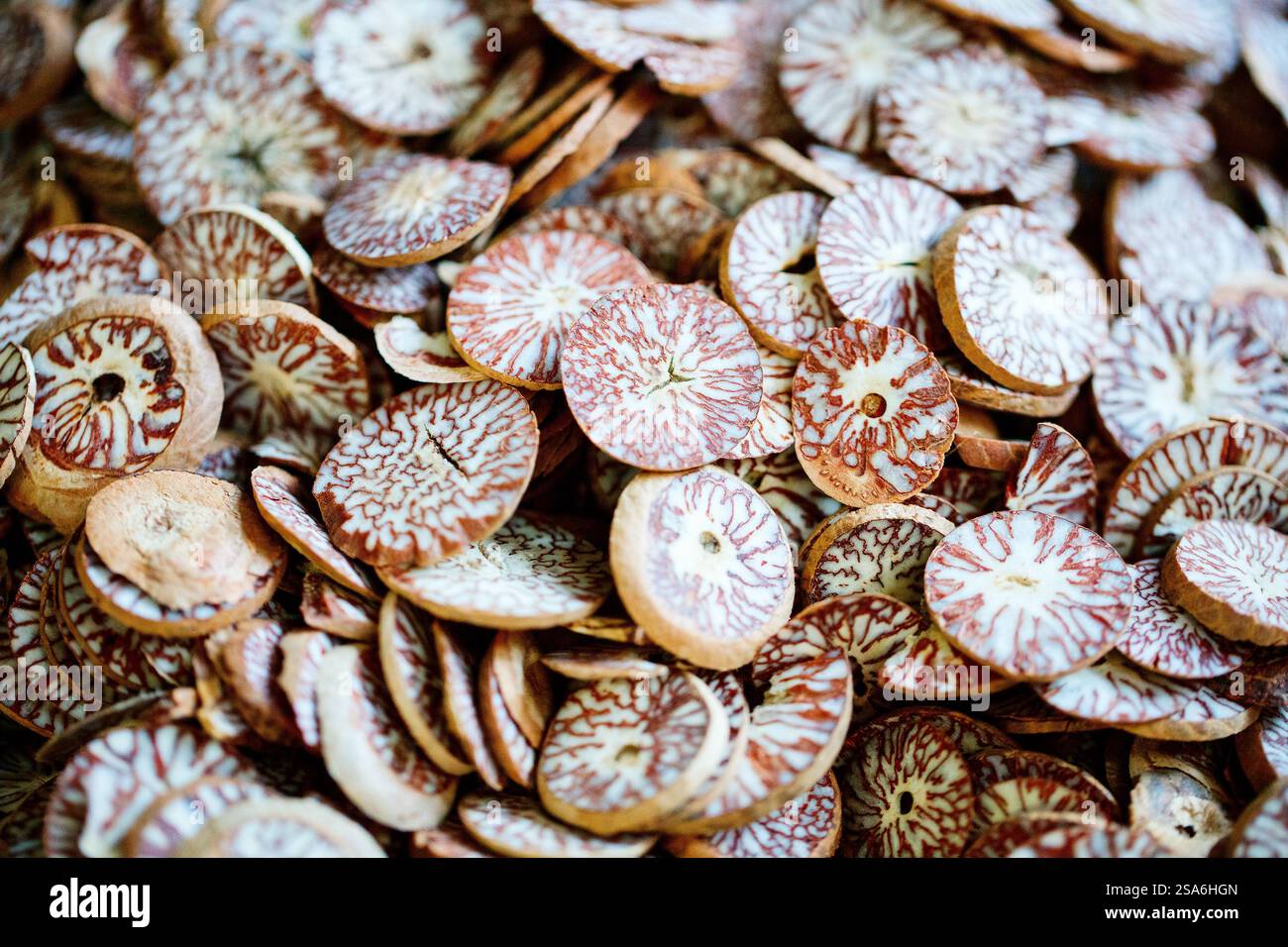 Tagli di noci di betel in vendita al mercato di strada, è popolare sostituzione del tabacco da masticare nel sud-est asiatico Foto Stock