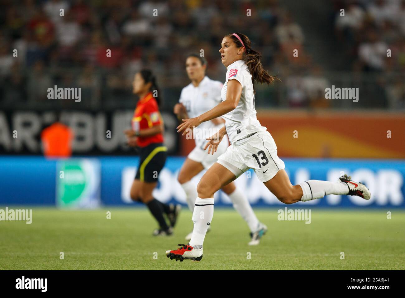 Alex Morgan degli Stati Uniti in azione durante una partita del gruppo C della Coppa del mondo femminile contro la Svezia all'Arena Im Allerpark il 6 luglio 2011 a Wolfsburg, in Germania. Solo per uso editoriale. Uso commerciale vietato. (Fotografia di Jonathan Paul Larsen / Diadem Images) Foto Stock
