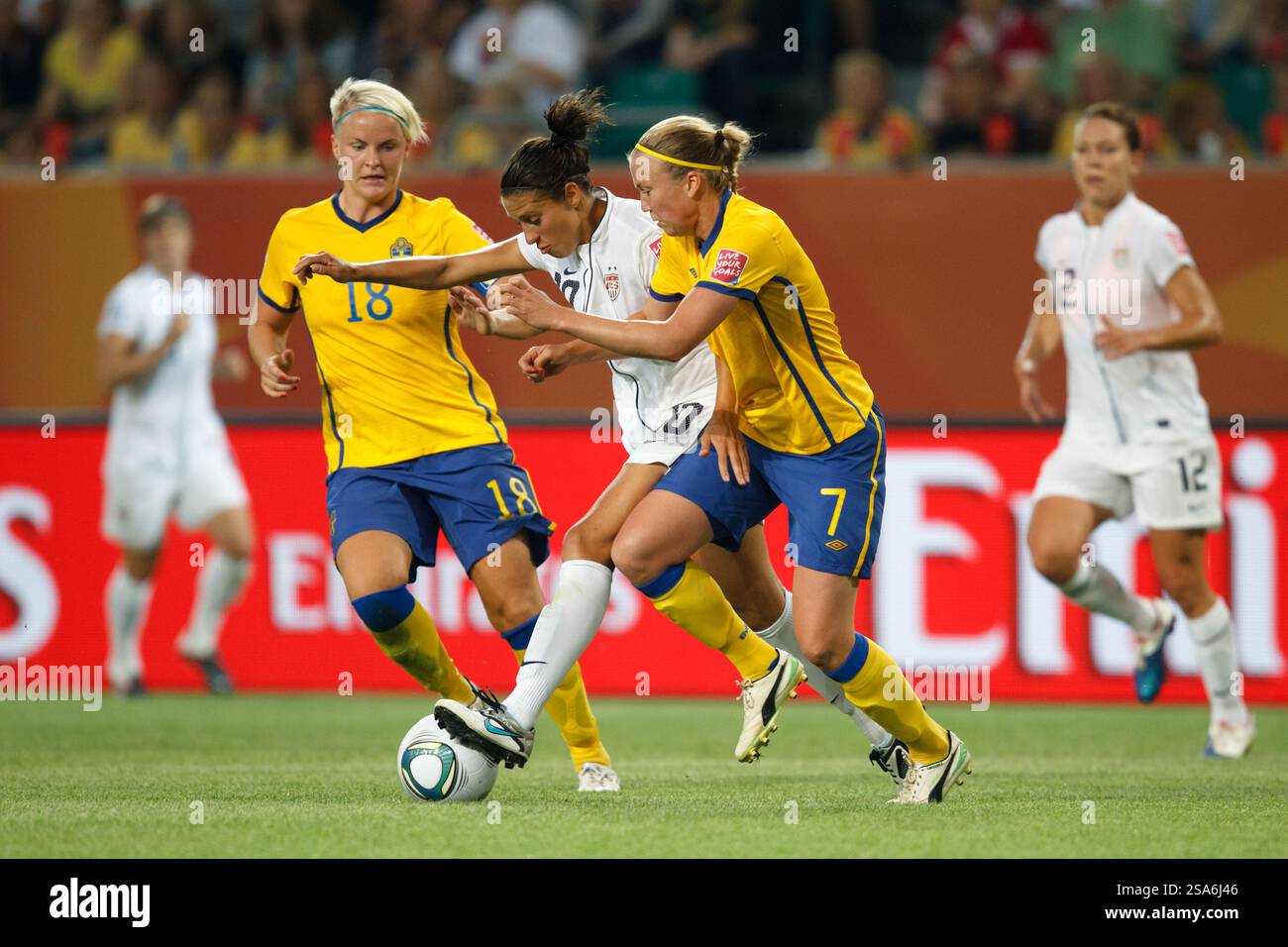 Carli Lloyd degli Stati Uniti (C) controlla la palla contro la svedese Asa Nilla Maria Fischer (18) e Sara Larsson (7) durante una partita del gruppo C della Coppa del mondo femminile all'Arena Im Allerpark il 6 luglio 2011 a Wolfsburg, Germania. Solo per uso editoriale. Uso commerciale vietato. (Fotografia di Jonathan Paul Larsen / Diadem Images) Foto Stock