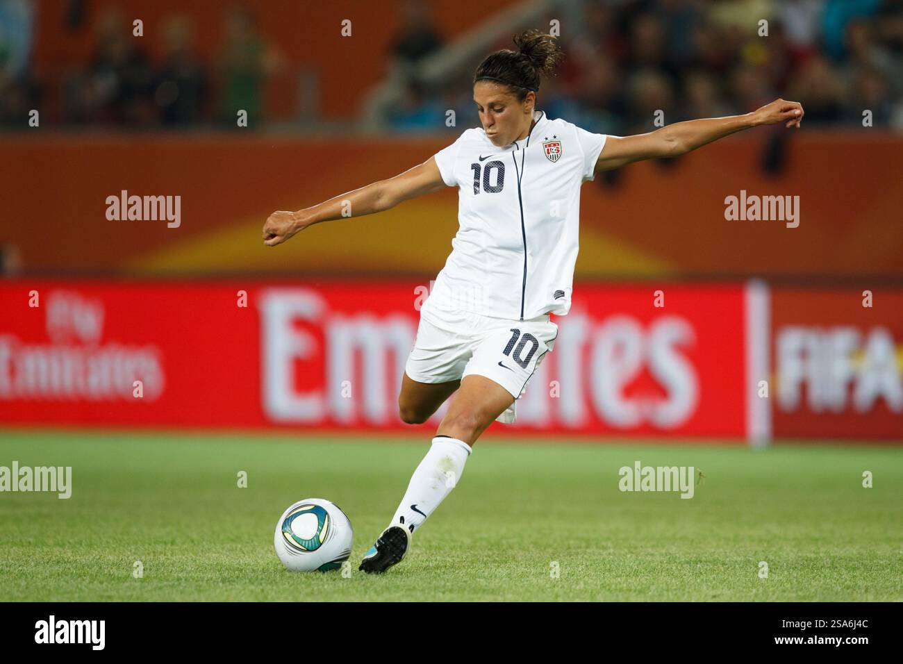 Carli Lloyd degli Stati Uniti ha un tiro contro la Svezia durante una partita del gruppo C della Coppa del mondo femminile all'Arena Im Allerpark il 6 luglio 2011 a Wolfsburg, in Germania. Solo per uso editoriale. Uso commerciale vietato. (Fotografia di Jonathan Paul Larsen / Diadem Images) Foto Stock