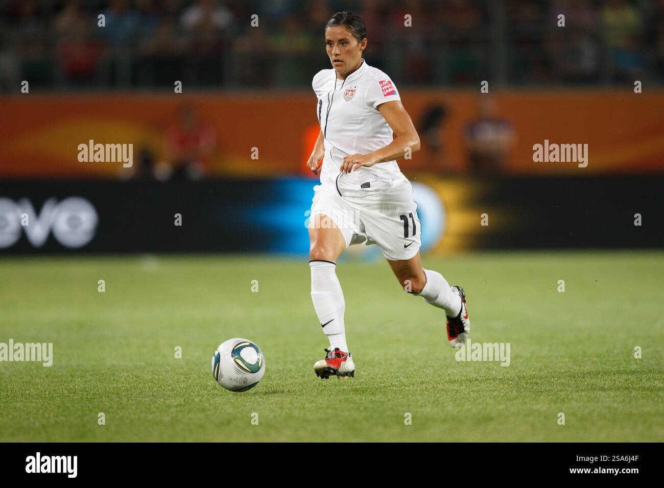 Alexandra Blaire Krieger degli Stati Uniti in azione contro la Svezia durante una partita del gruppo C della Coppa del mondo femminile all'Arena Im Allerpark il 6 luglio 2011 a Wolfsburg, in Germania. Solo per uso editoriale. Uso commerciale vietato. Foto Stock Alexandra Blaire Krieger degli Stati Uniti in azione contro la Svezia durante una partita del gruppo C della Coppa del mondo femminile all'Arena Im Allerpark il 6 luglio 2011 a Wolfsburg, in Germania. Solo per uso editoriale. Uso commerciale vietato. Foto Stock