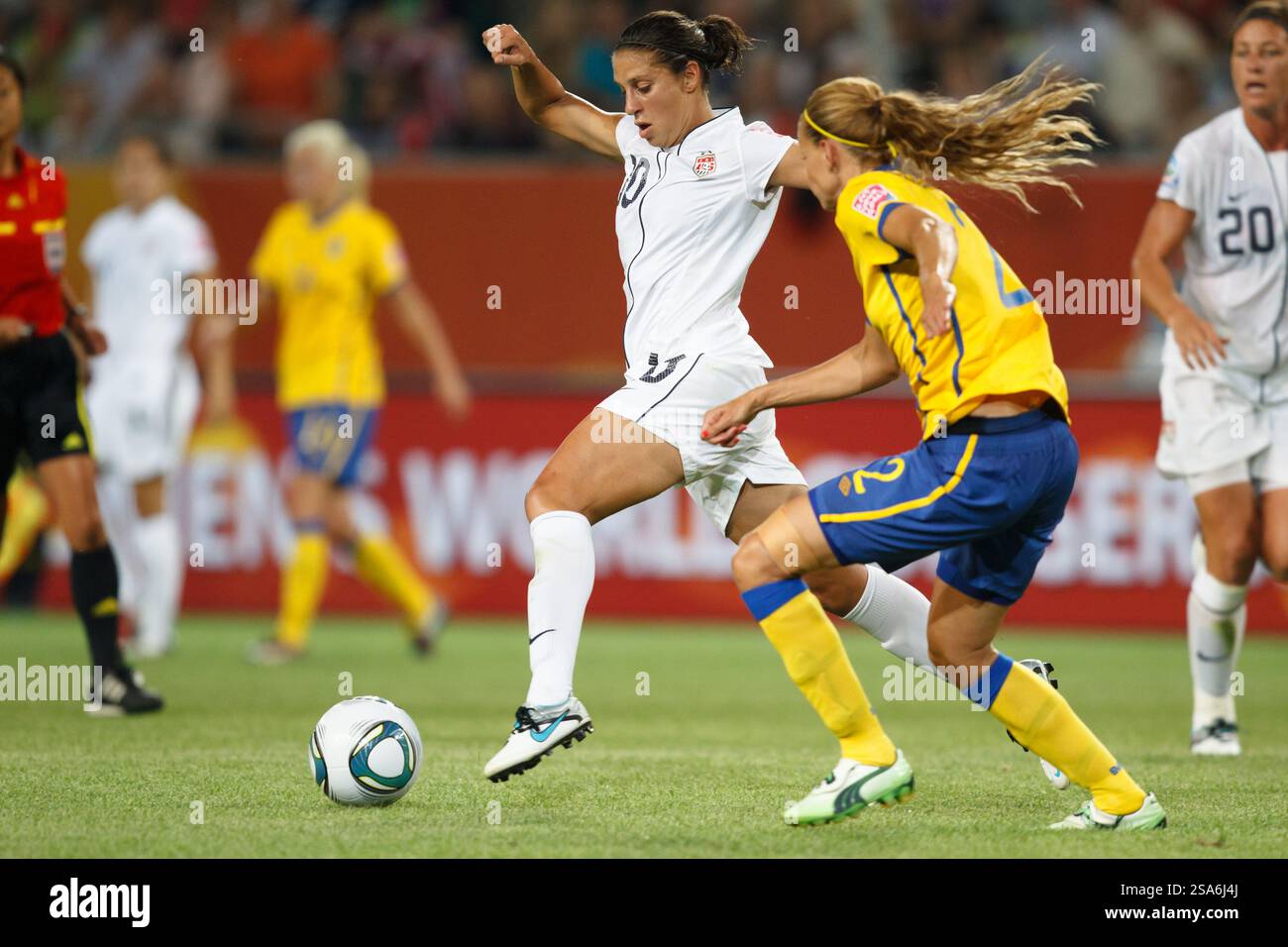 La centrocampista statunitense Carli Lloyd controlla la palla contro la Svezia durante una partita del gruppo C della Coppa del mondo femminile all'Arena Im Allerpark il 6 luglio 2011 a Wolfsburg, in Germania. Solo per uso editoriale. Uso commerciale vietato. (Fotografia di Jonathan Paul Larsen / Diadem Images) Foto Stock