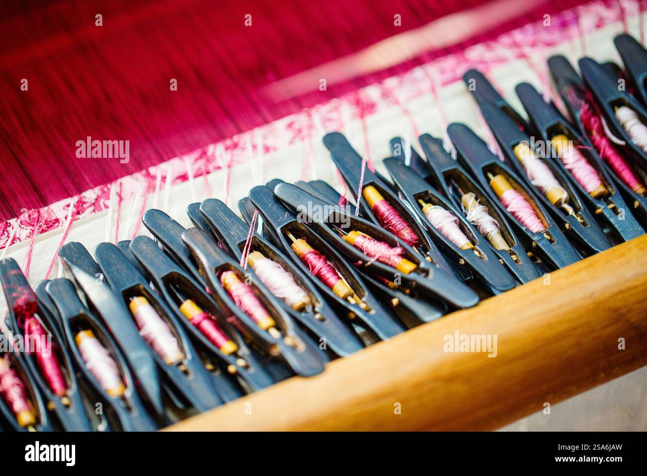 Navetta per la tessitura del legno per la produzione artigianale di seta o tessile Foto Stock