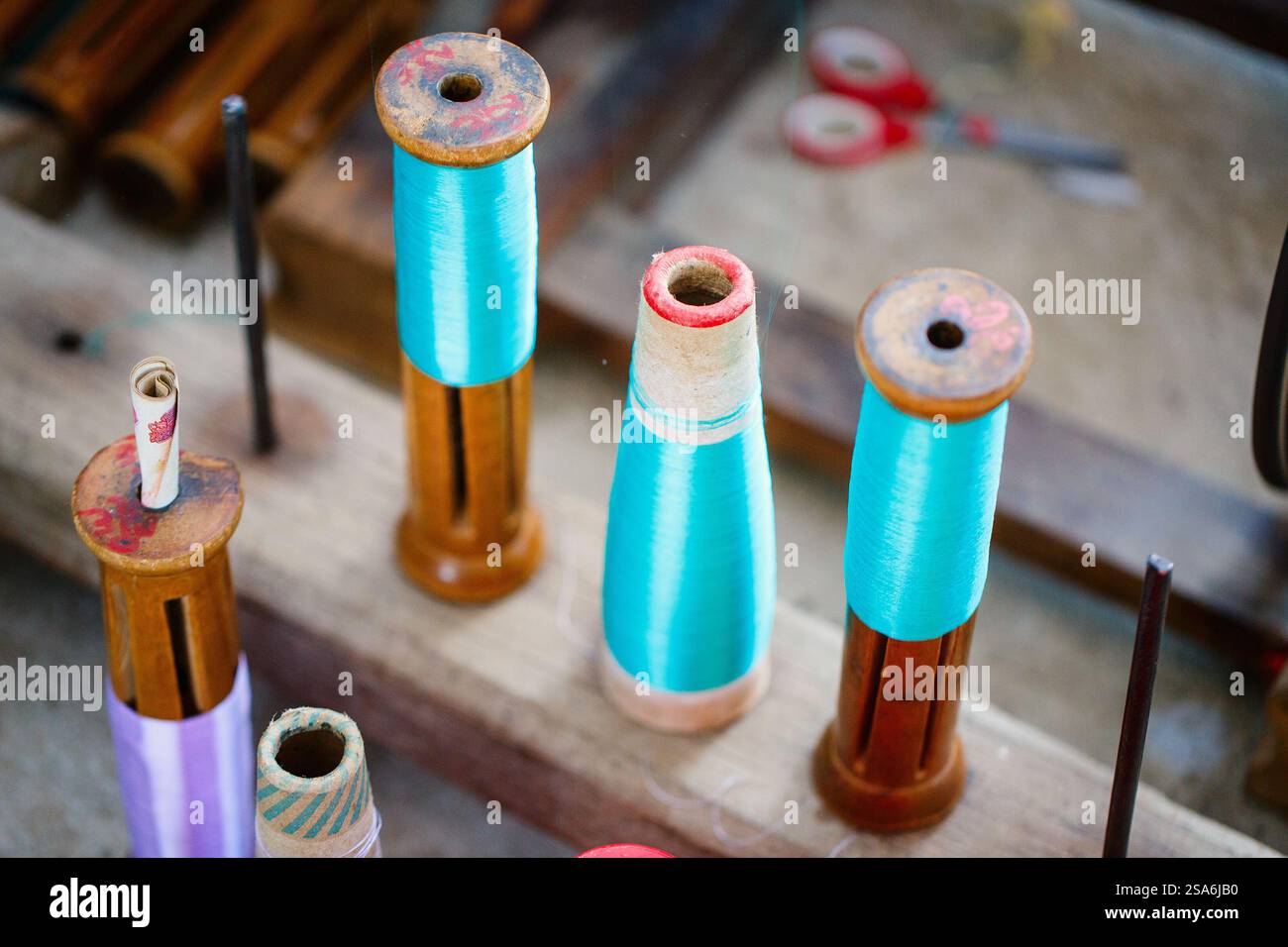 Fili turchesi per cucire la seta fatta in casa o la produzione tessile Foto Stock