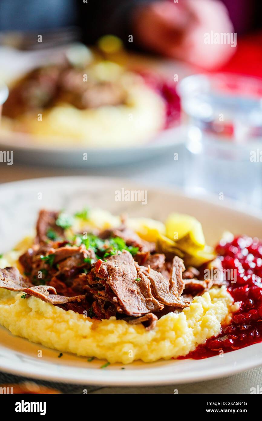 Tradizionale cucina finlandese, renna saltata con purè di patate e mirtilli rossi Foto Stock