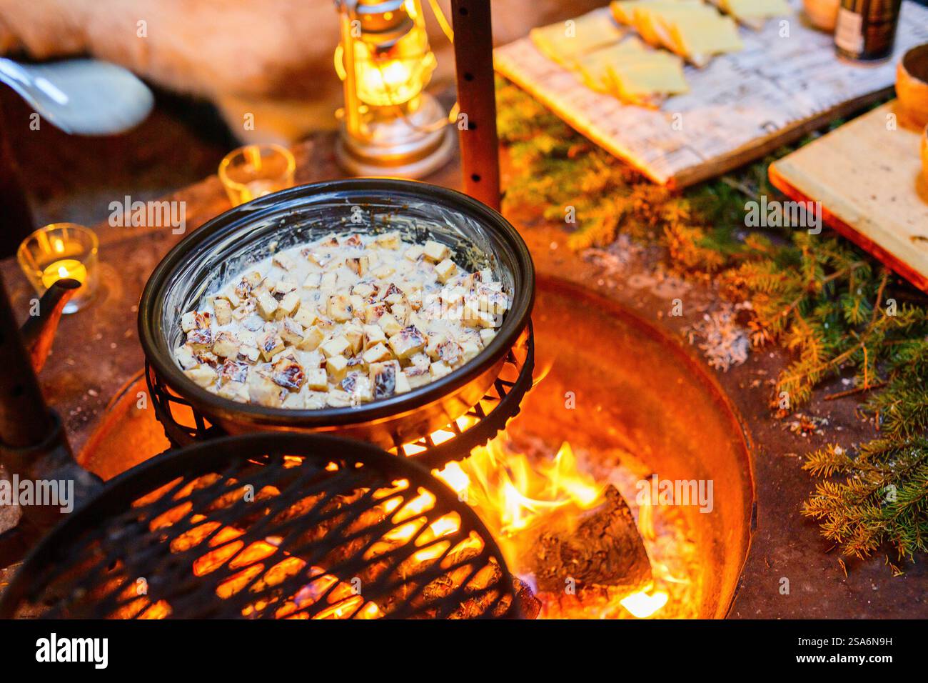 Delizioso formaggio lappone cotto sul fuoco aperto nella capanna lappone Foto Stock