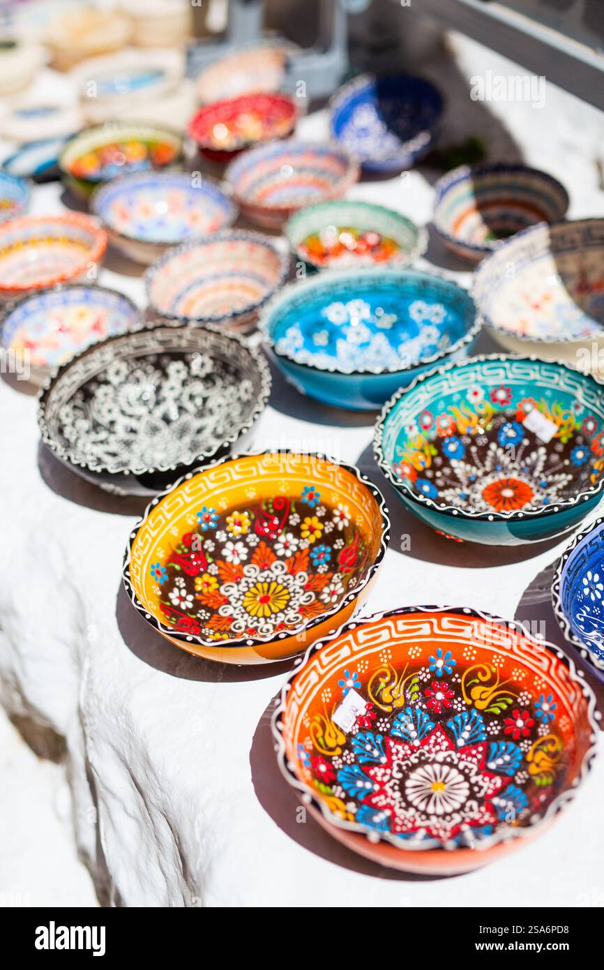 Piccoli piatti colorati in ceramica in vendita sul mercato Foto Stock