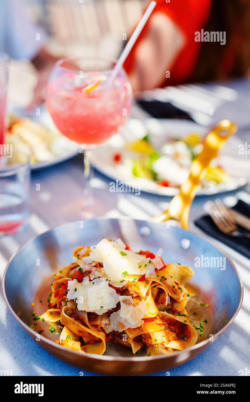 Deliziosi spaghetti bolognesi serviti a pranzo o a cena nel ristorante Foto Stock
