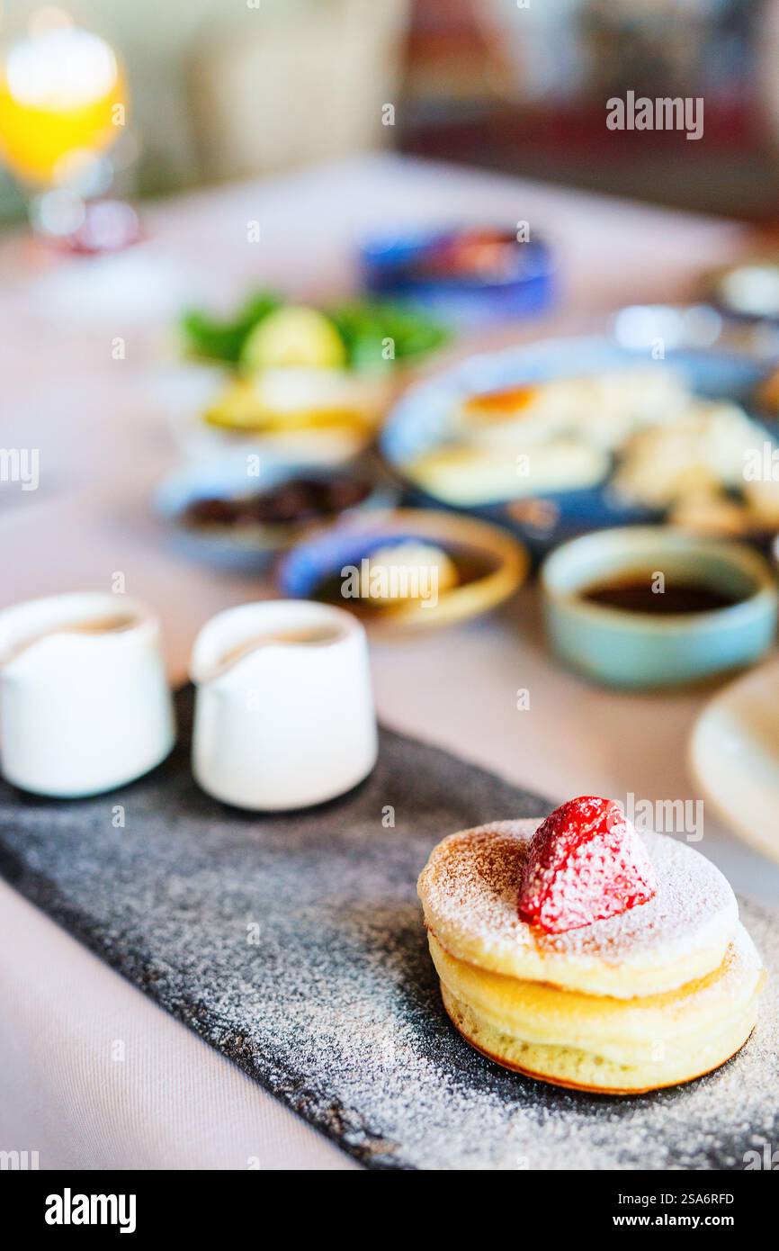 A colazione vengono servite deliziose frittelle di siero di latte Foto Stock