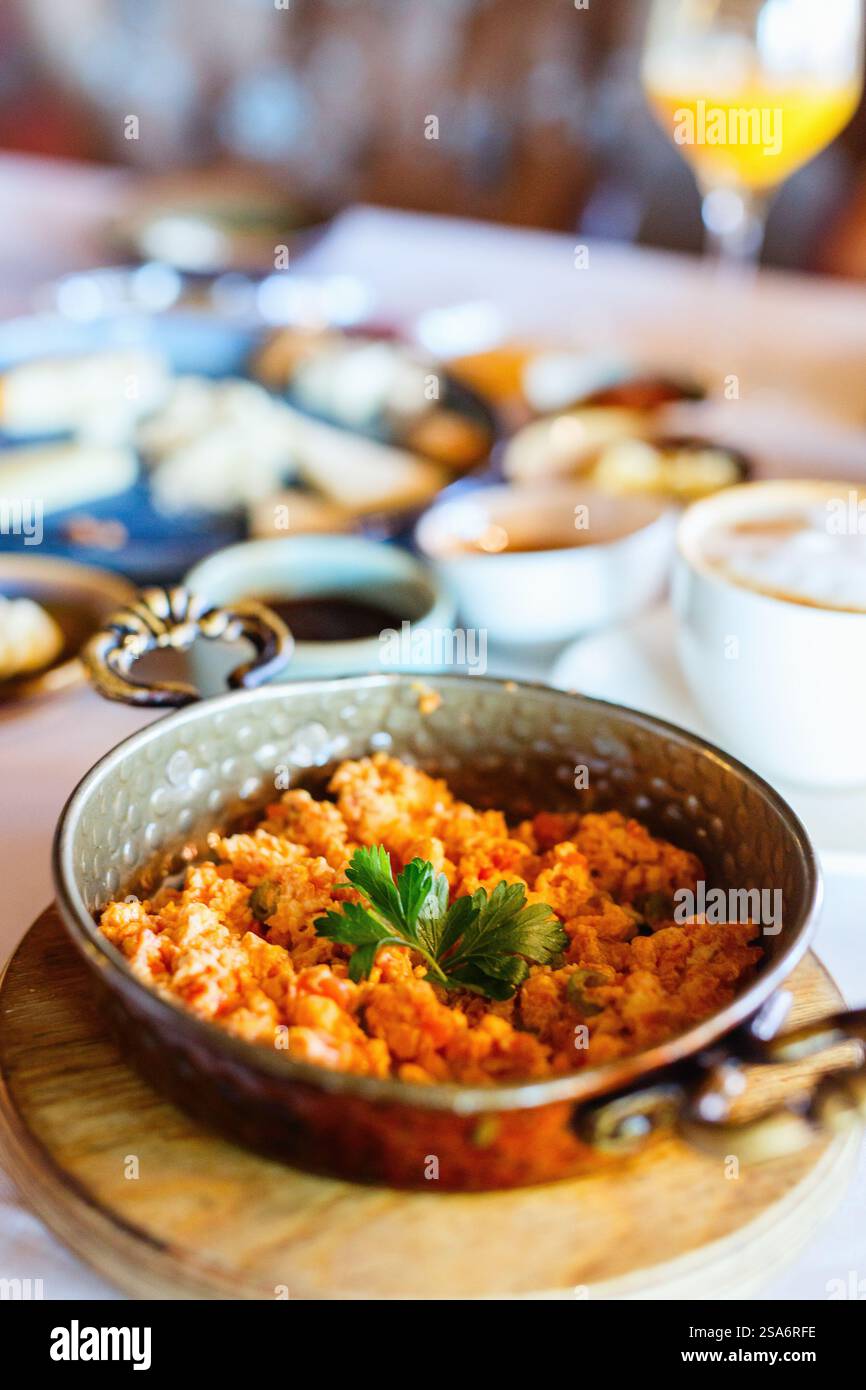 Uova shakshuka turche in salsa di pomodoro servite nella padella per la colazione Foto Stock