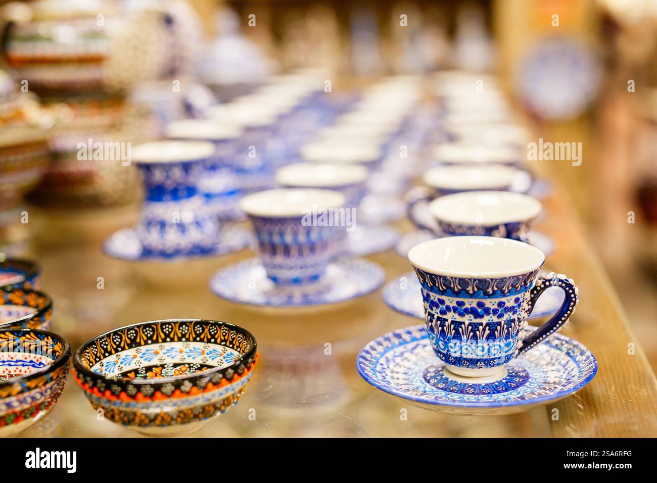 Bicchieri e ciotole in ceramica colorata in vendita nel villaggio di ceramiche di Avanos in Cappadocia Turchia Foto Stock