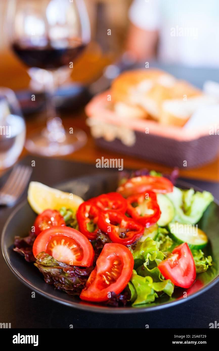 Deliziosa insalata di verdure fresche servita a pranzo Foto Stock