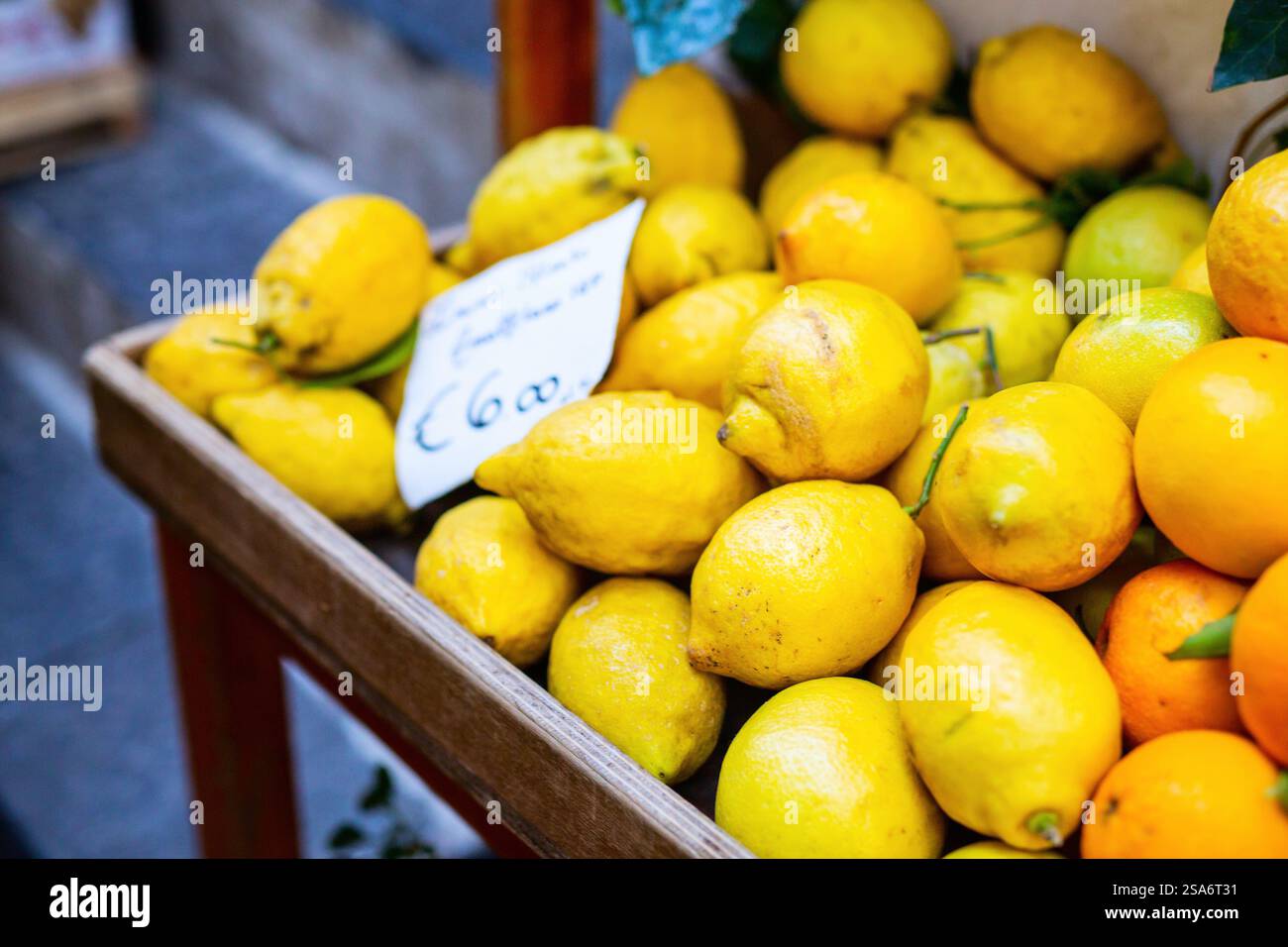 Selezione di limoni freschi al mercato italiano Foto Stock