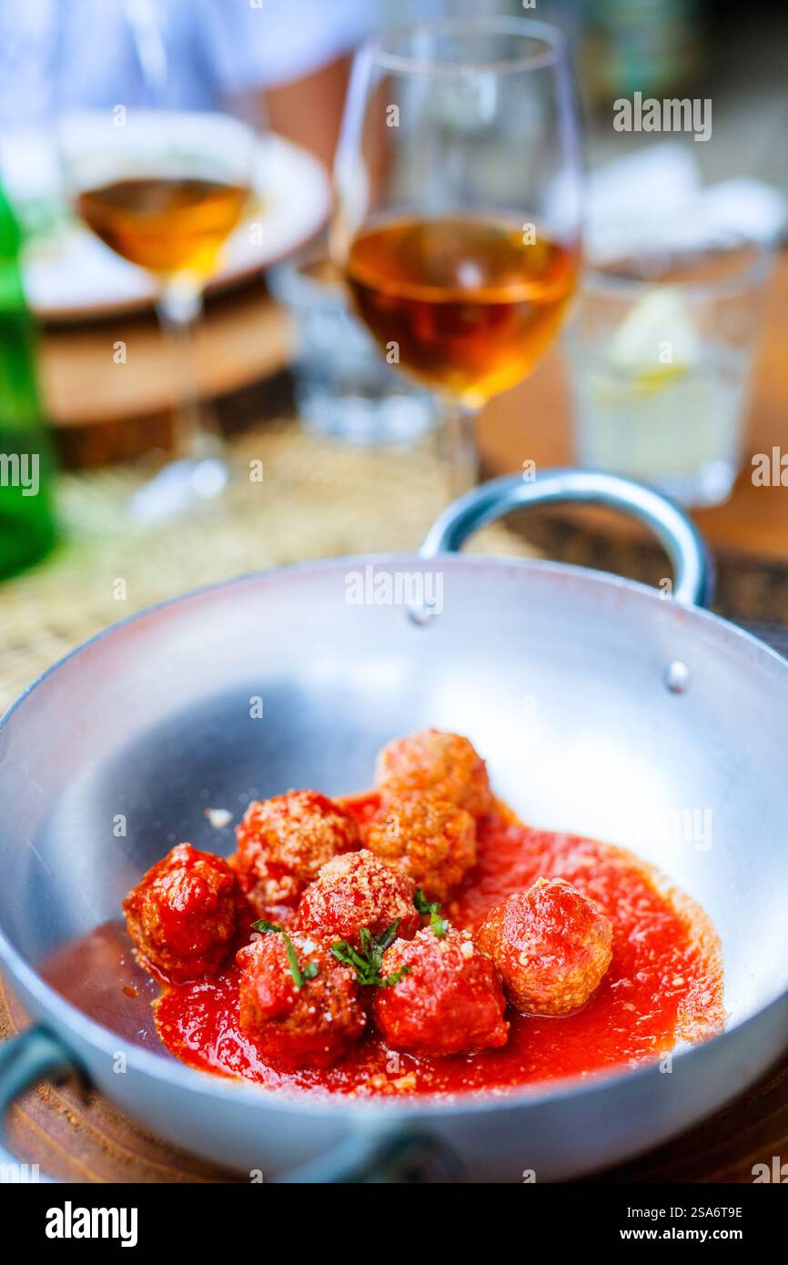 Deliziose polpette servite con salsa di pomodoro in padella Foto Stock
