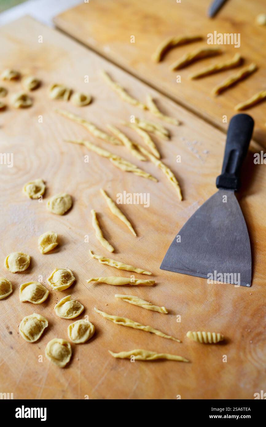 Primo piano sulla preparazione della pasta fresca italiana Foto Stock