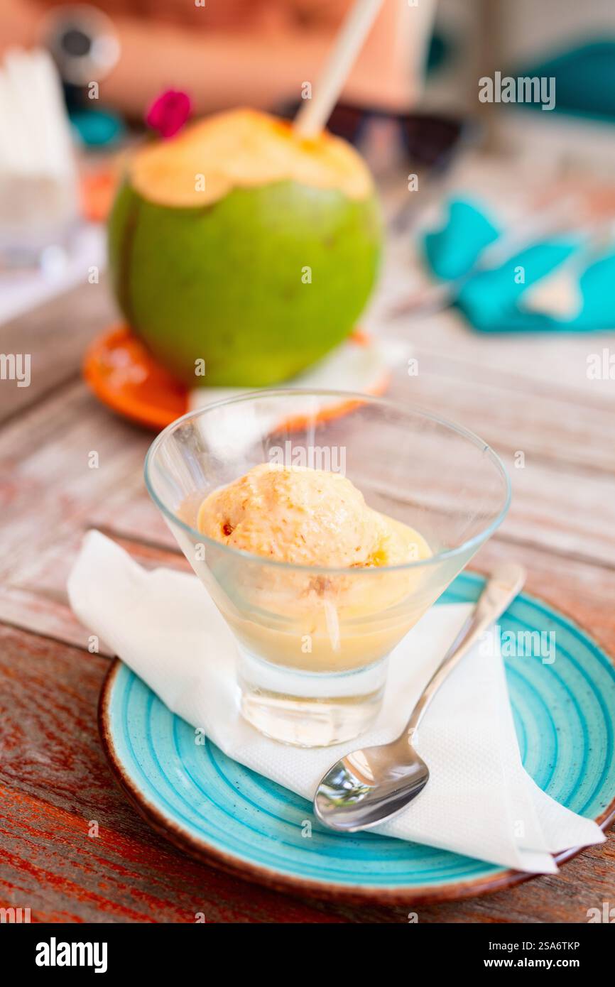 Dessert con gelato al cocco servito in un ristorante Foto Stock