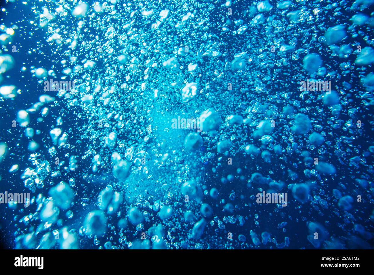 Acqua blu dell'oceano con bolle d'immersione da vicino sullo sfondo Foto Stock