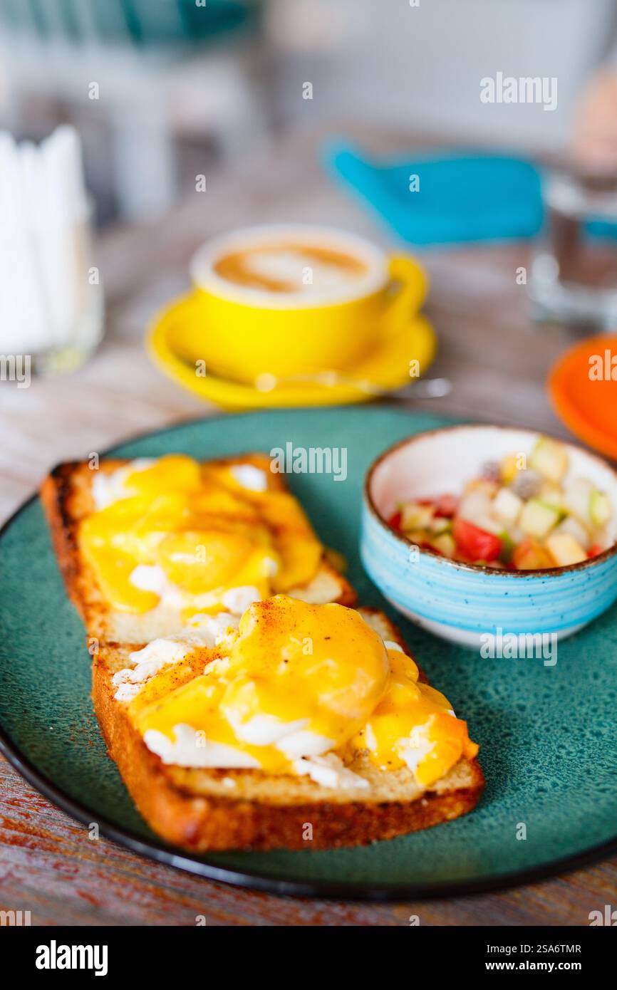 Deliziosa colazione a buffet con uova Benedict e succhi di frutta Foto Stock