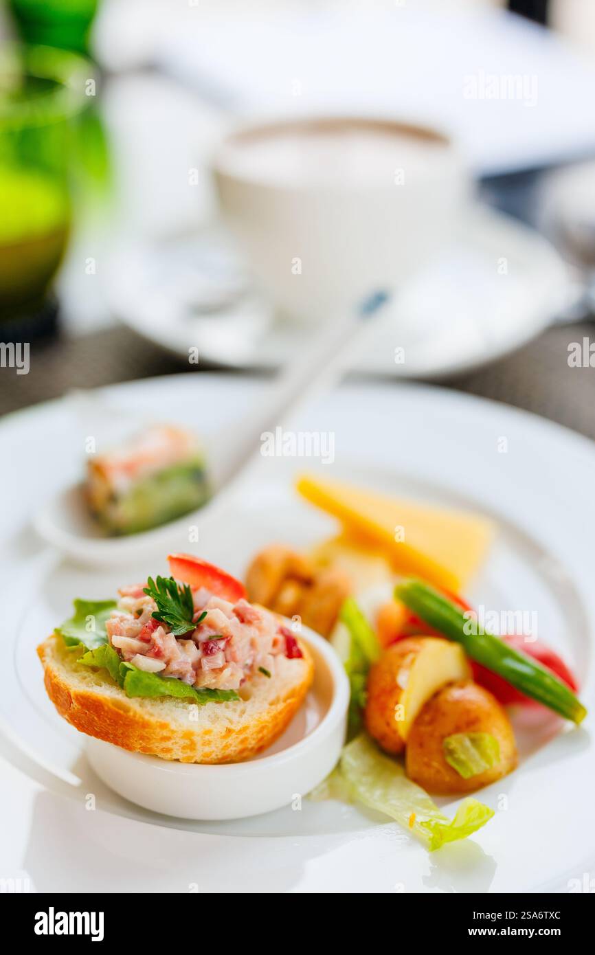 Spuntini e spuntini su un piatto Foto Stock