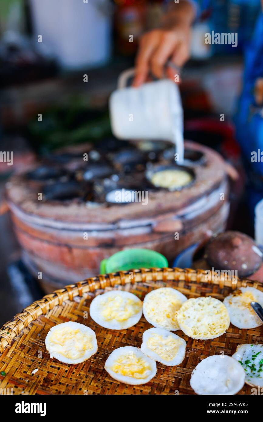 Cibo di strada cucinato al mercato asiatico in Vietnam Foto Stock