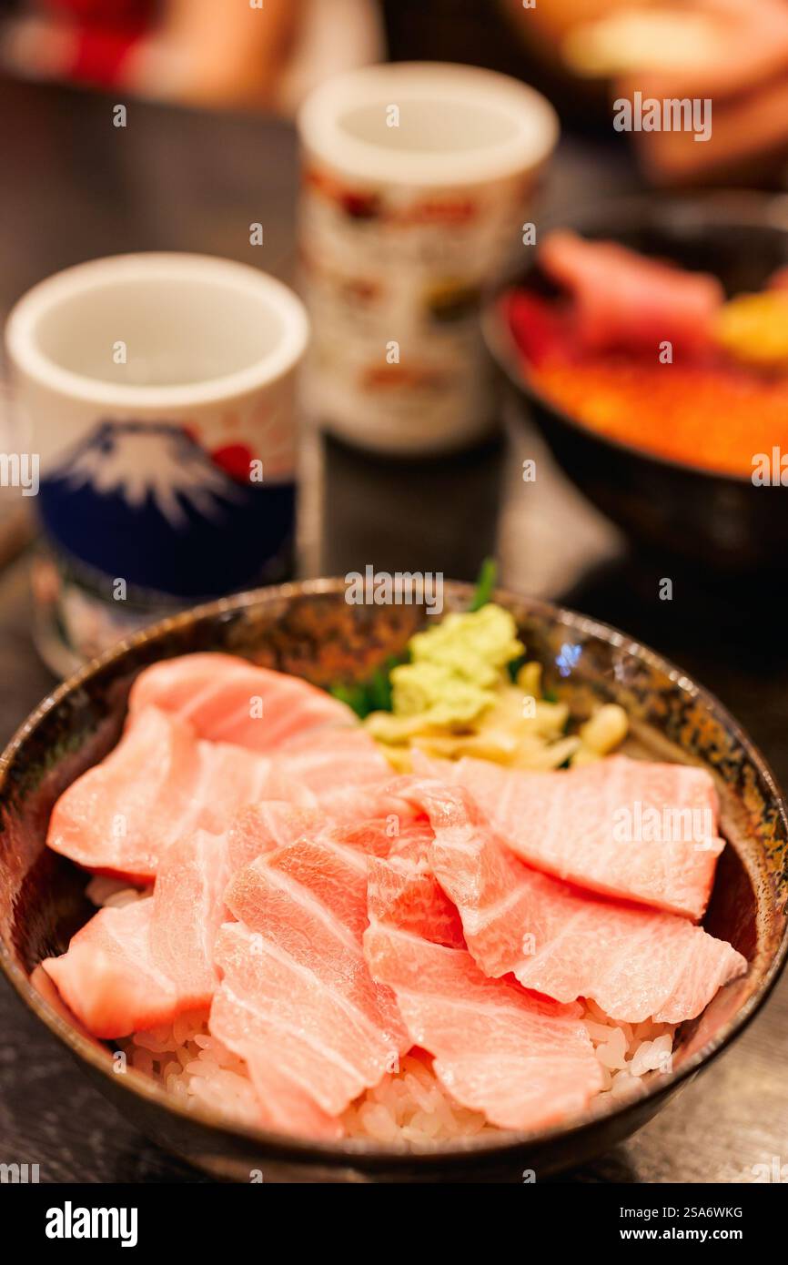 Piatto di riso a base di pesce crudo giapponese sashimi Foto Stock