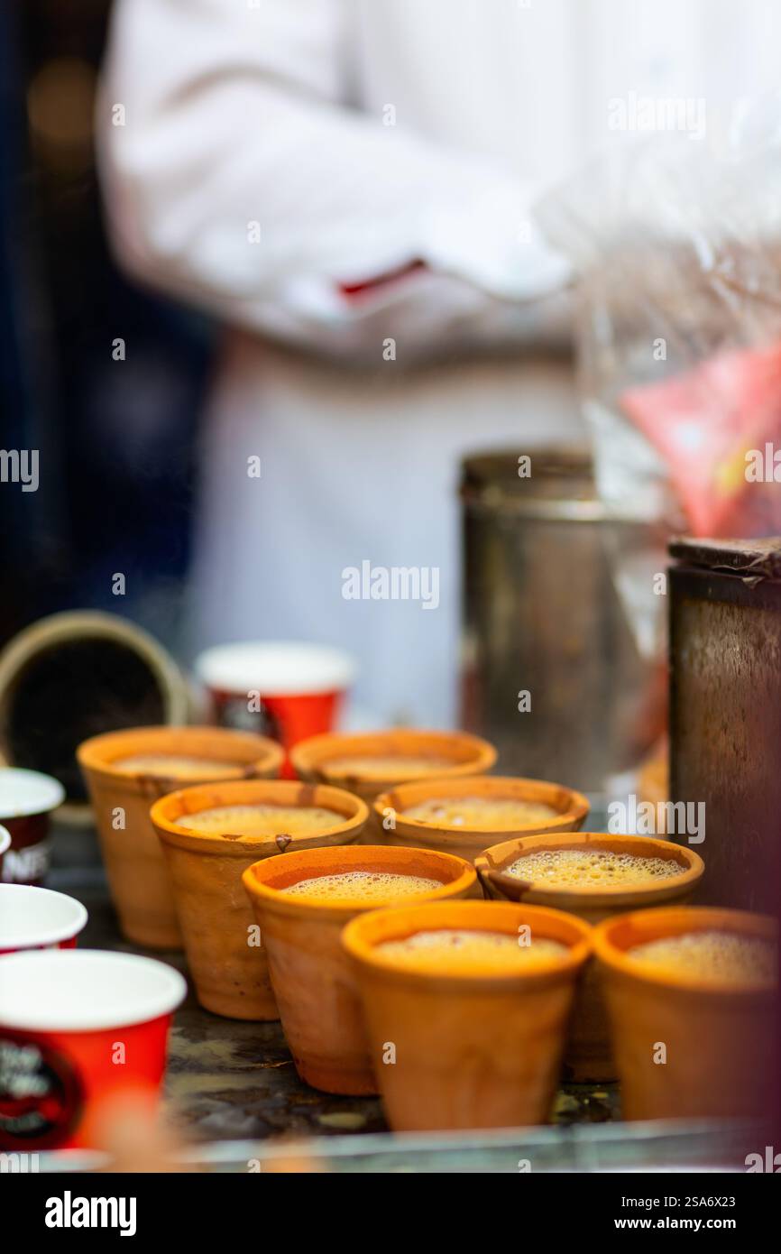 Masala chai tradizionale bevanda indiana in bicchieri di terracotta alla banchina del venditore ambulante Foto Stock