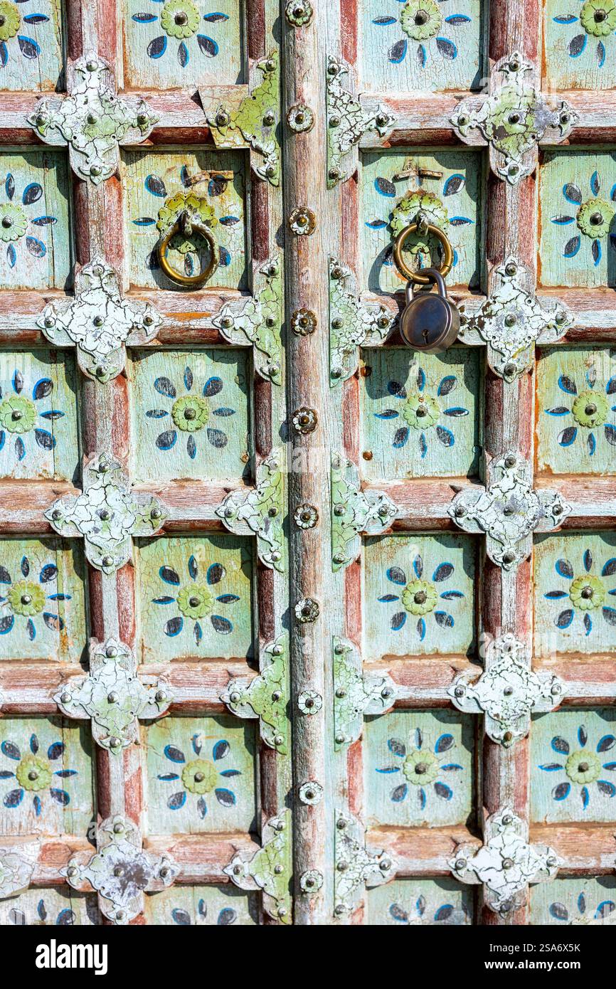 Dettagli ravvicinati della vecchia porta indiana di legno verde Foto Stock