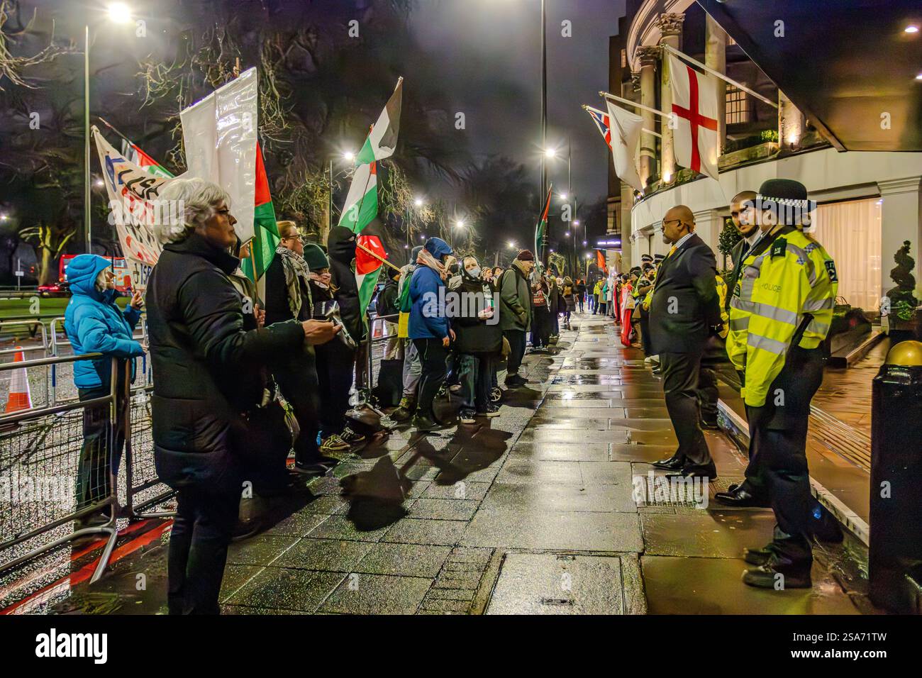 Una protesta ebbe luogo fuori dal Grosvenor House Hotel, Park Lane. All'hotel è stata organizzata una cena a cui hanno partecipato i lavoratori della fabbrica. Foto Stock