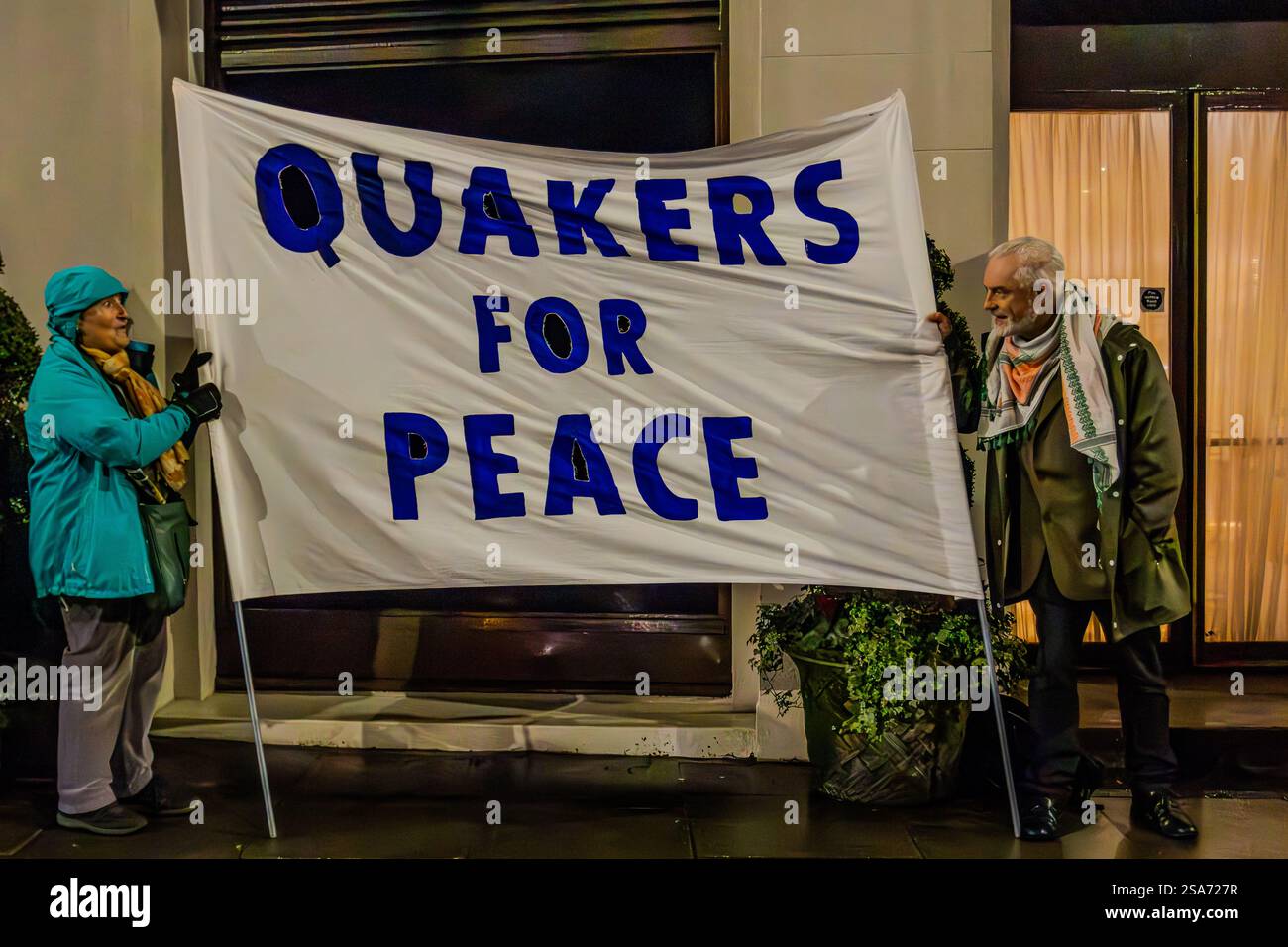 Una protesta ebbe luogo fuori dal Grosvenor House Hotel, Park Lane. All'hotel è stata organizzata una cena a cui hanno partecipato i lavoratori della fabbrica. Foto Stock