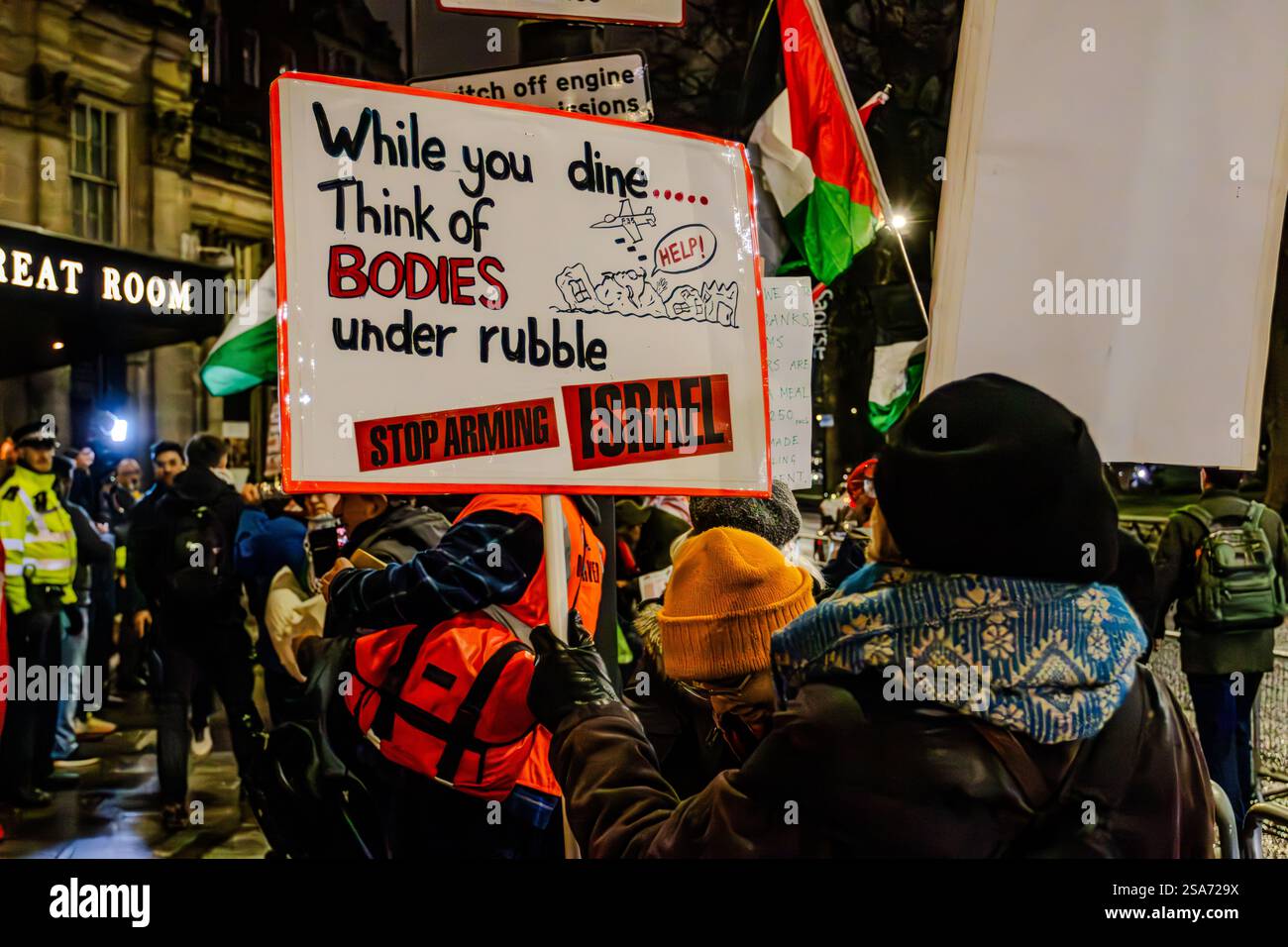 Una protesta ebbe luogo fuori dal Grosvenor House Hotel, Park Lane. All'hotel è stata organizzata una cena a cui hanno partecipato i lavoratori della fabbrica. Foto Stock