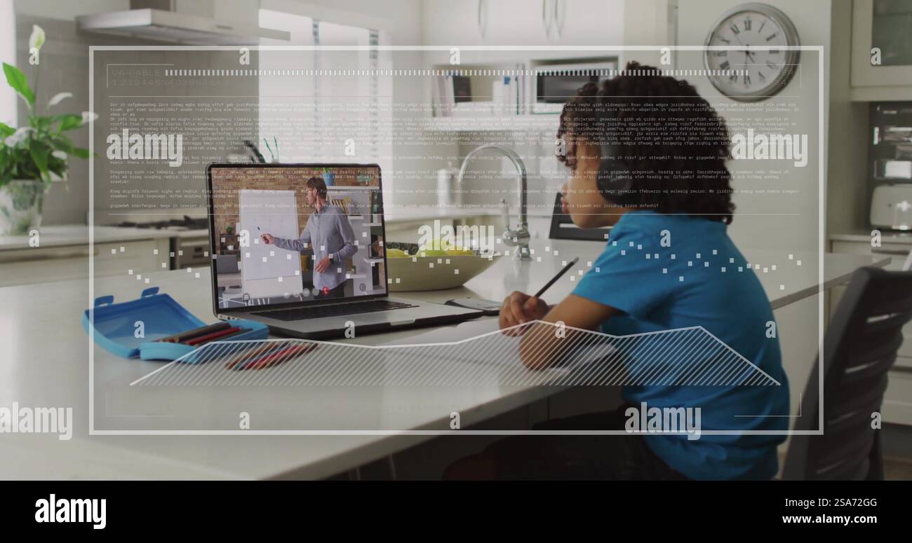 Immagine della cartella e dell'elaborazione dei dati su un ragazzo birazziale che utilizza un laptop per una lezione online a casa Foto Stock