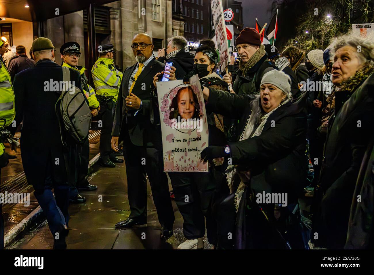 Una protesta ebbe luogo fuori dal Grosvenor House Hotel, Park Lane. All'hotel è stata organizzata una cena a cui hanno partecipato i lavoratori della fabbrica. Foto Stock