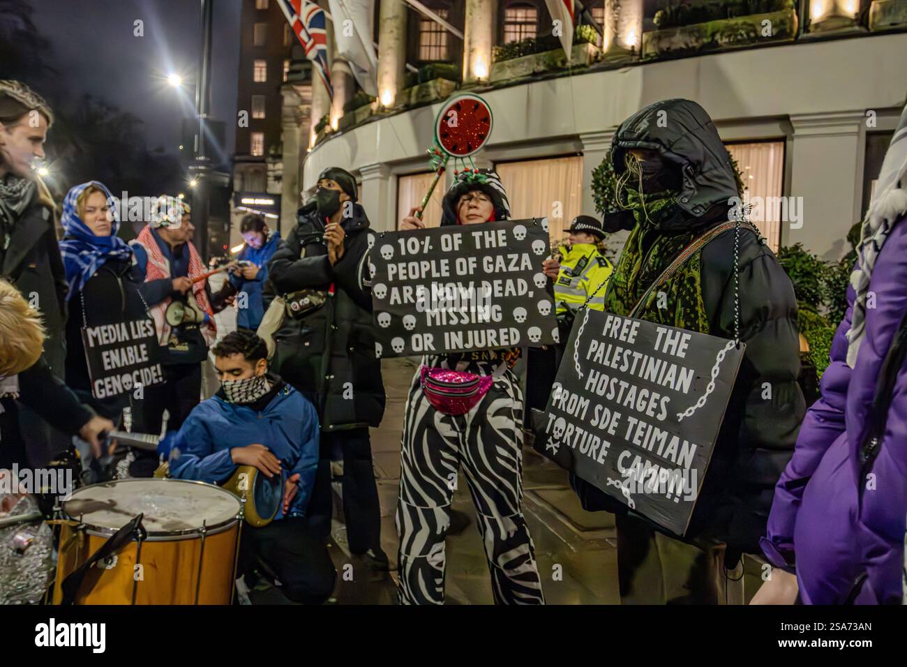 Una protesta ebbe luogo fuori dal Grosvenor House Hotel, Park Lane. All'hotel è stata organizzata una cena a cui hanno partecipato i lavoratori della fabbrica. Foto Stock