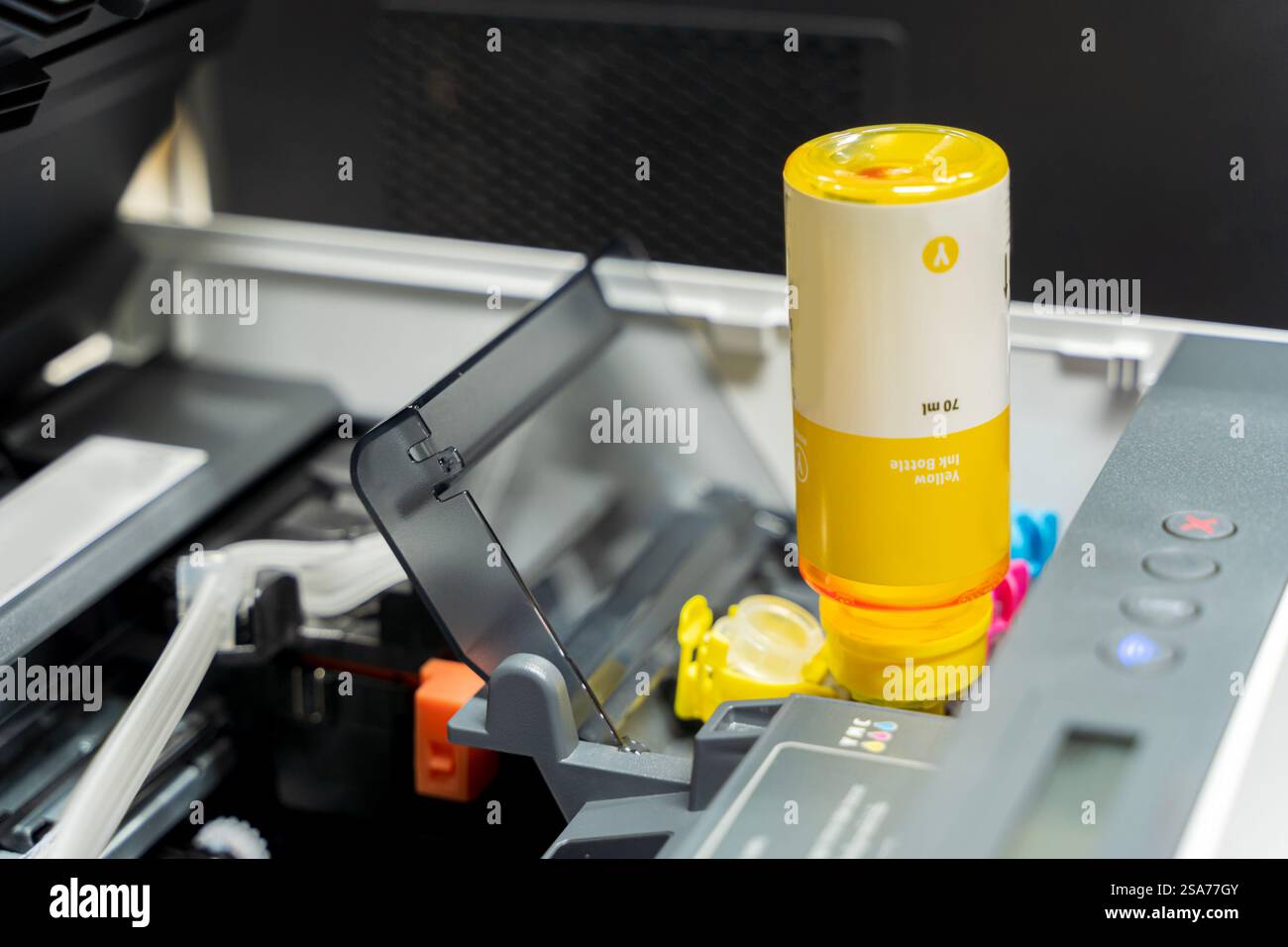 Le stampanti a getto d'inchiostro piene. Stampante a getto d'inchiostro. ricaricare la stampante con serbatoio d'inchiostro in ufficio. Chiudere la cartuccia della stampante a getto d'inchiostro CMYK di colore giallo e riparare il problema Foto Stock