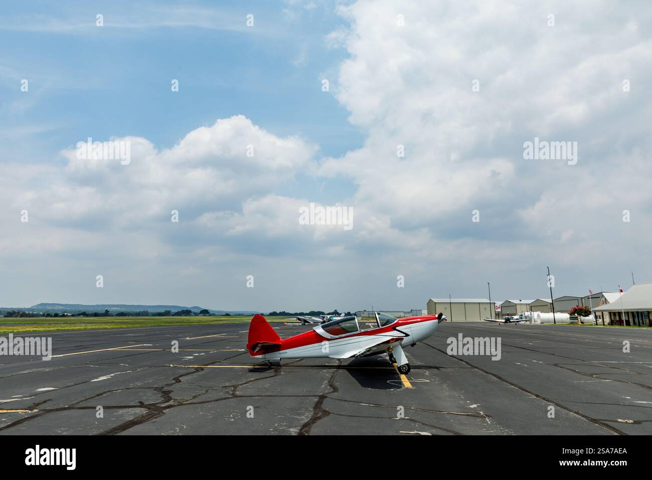 Piccolo aereo monomotore parcheggiato sull'asfalto dell'aeroporto regionale Foto Stock