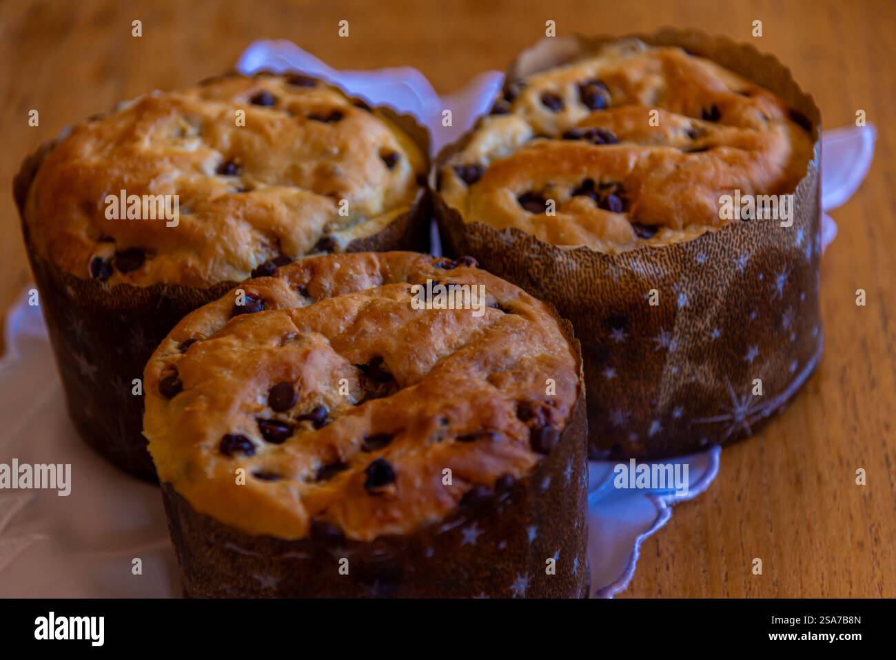 Panettoni fatti in casa prodotti a mano. Foto Stock
