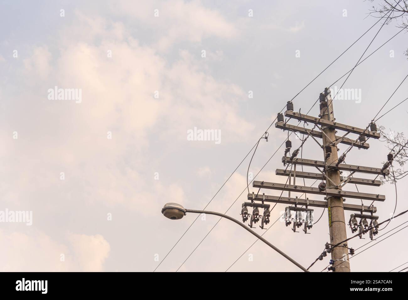Polo di alimentazione con collegamenti elettrici Foto Stock