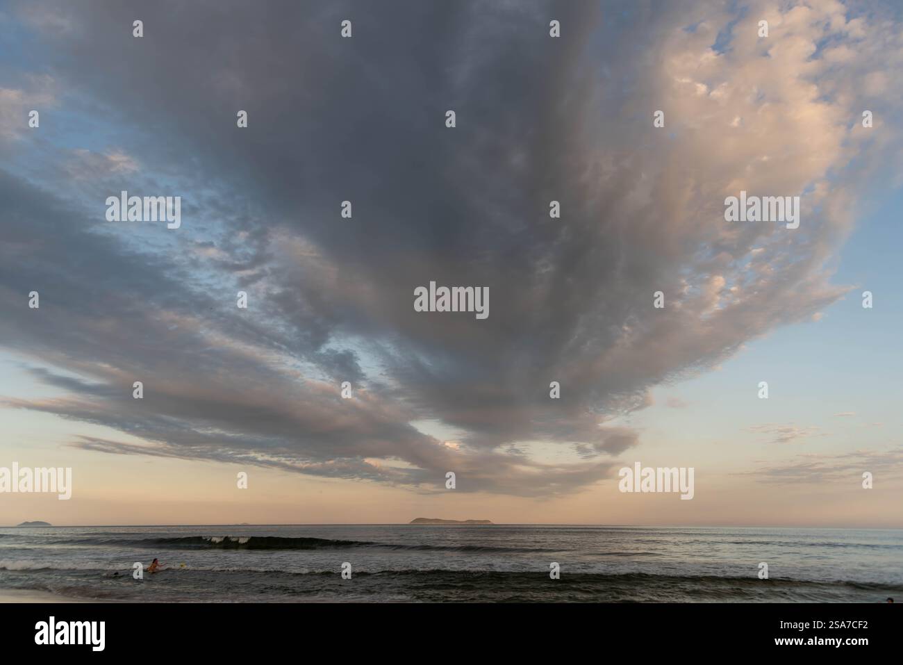 Nuvole di pioggia nel tardo pomeriggio a Gamboa Beach, Santa Catarina, Brasile Foto Stock